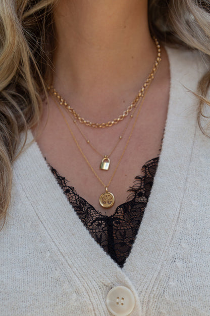 Colliers or Florence 1-8-9 portés sur une femme, à Québec