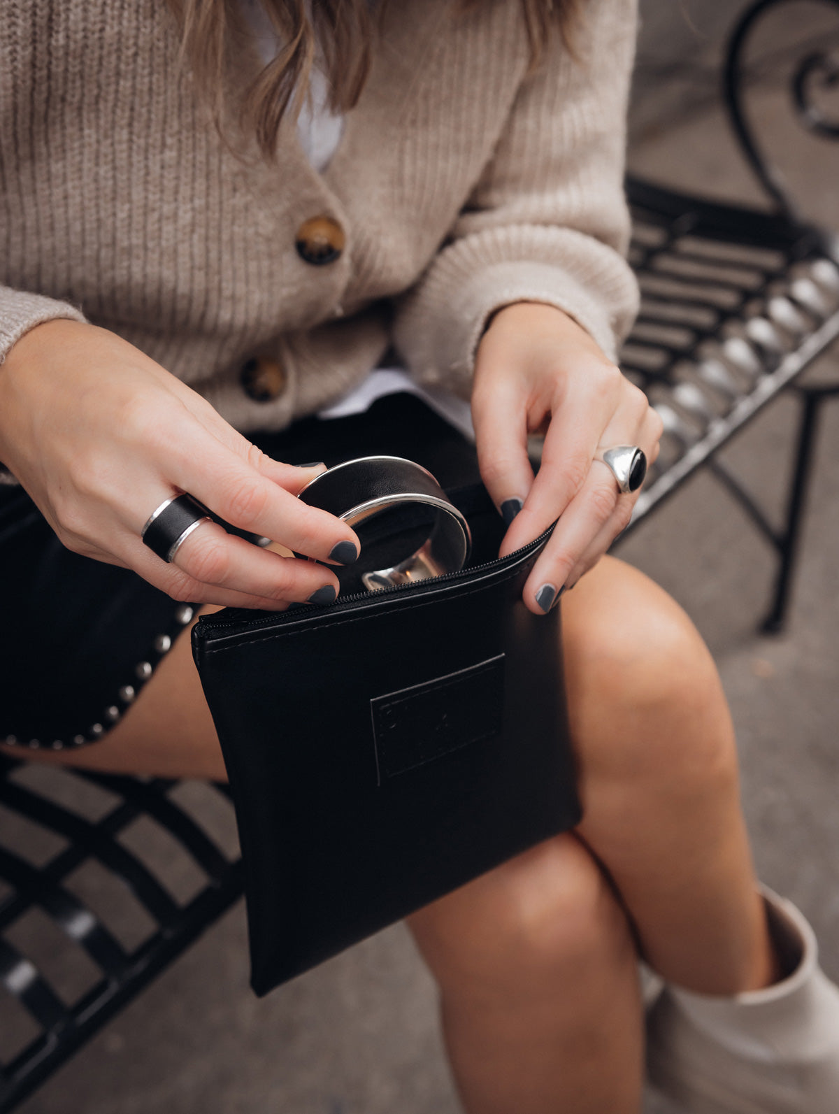 Bijoux et pochette en cuir de pomme noir Collection collaborative Kara x Sanana