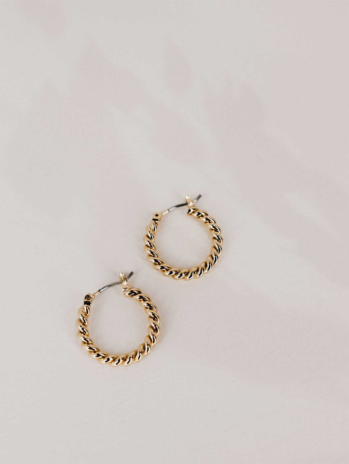 Boucles d'oreilles anneaux torsadés placage or 14K Keira 17 photo lifestyle - Kara Bijoux