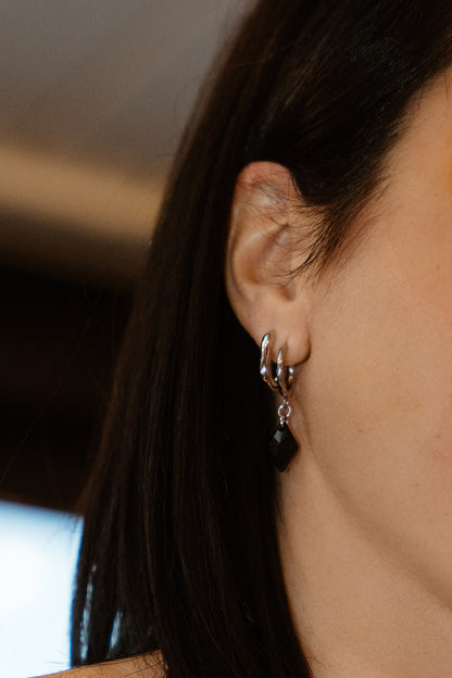 Boucles d'oreilles acier inoxydable portées sur une femme - lifestyle - Diana 3 et Alice 5