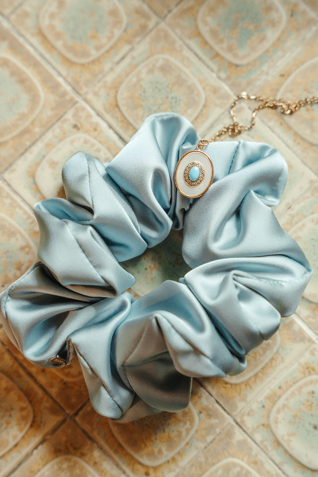 Accessoire à cheveux - chouchou satiné de couleur sarcelle ou aqua - Sabrina 1 avec collier Mariana 1