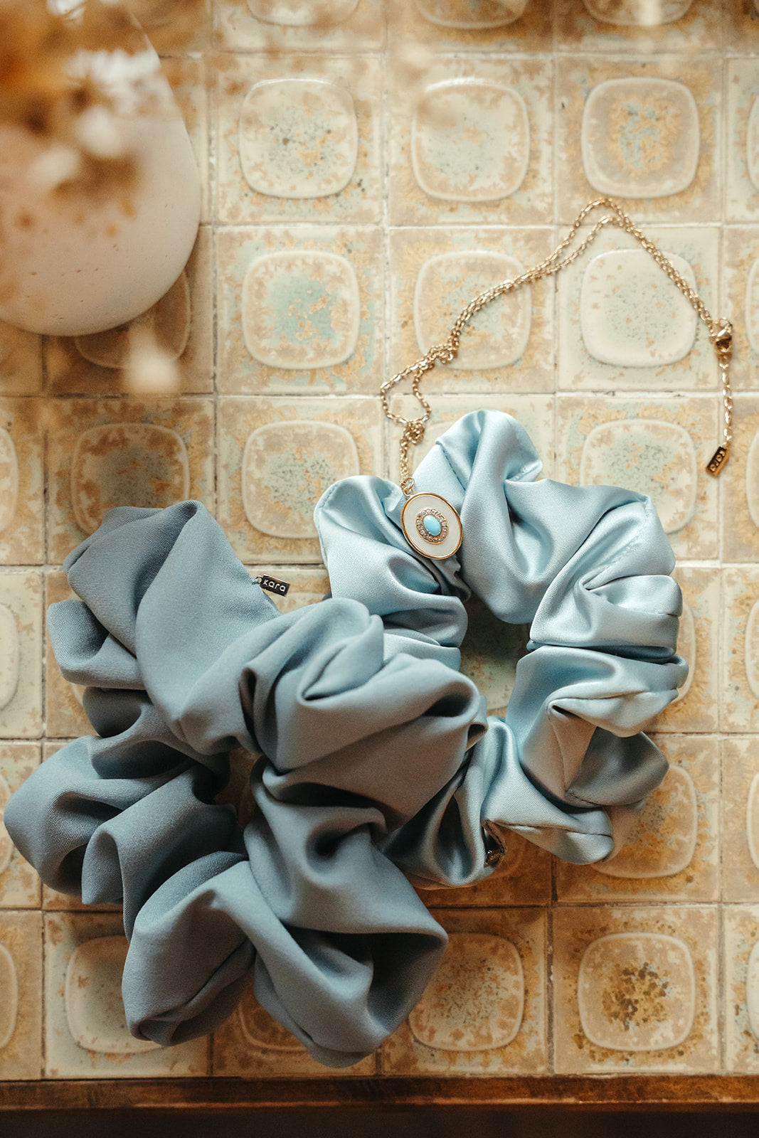 Accessoires à cheveux - chouchous satiné et mat de couleur sarcelle ou aqua - Sabrina 1 avec collier Mariana 1