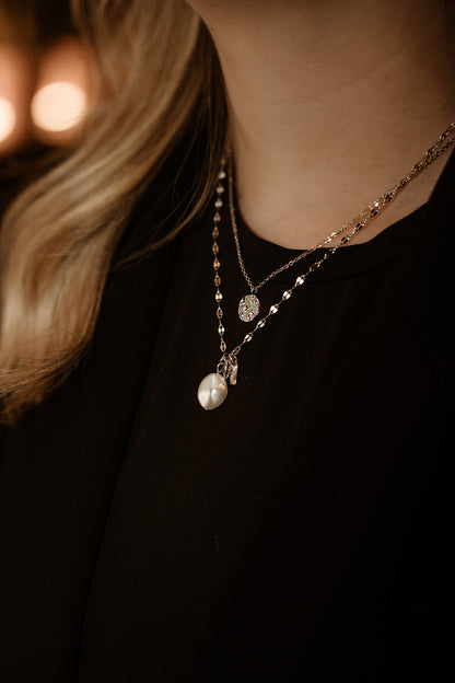 Colliers courts acier inoxydable médaillon et breloques perle et cristal Alice 2 Juliana 5 sur une femme