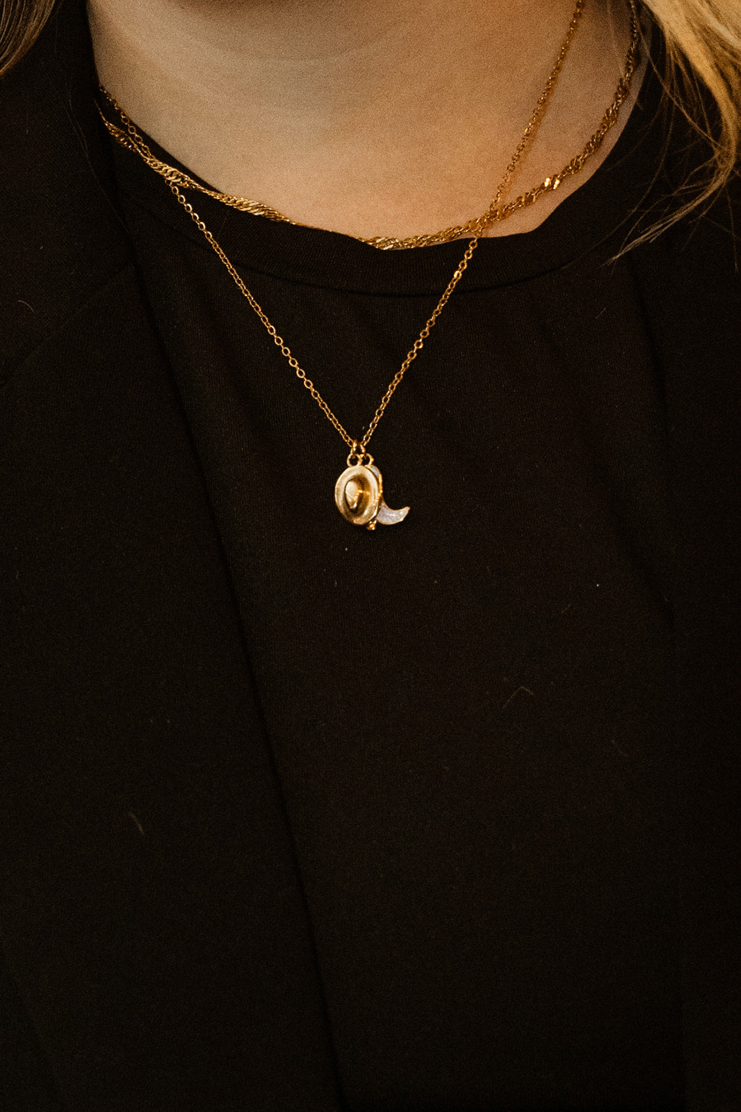 Colliers acier inoxydable or portés sur une femme - Alice 3 et Juliana 6 mauve