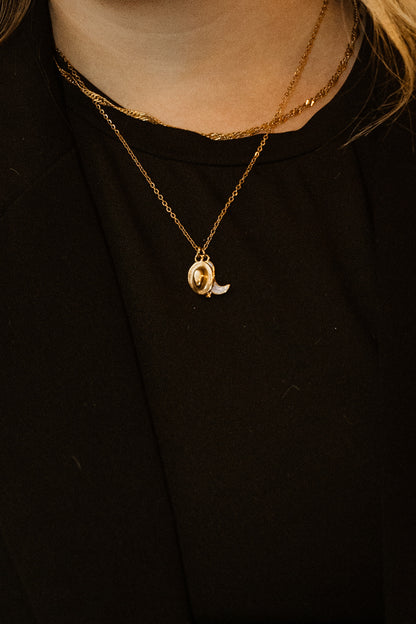 Colliers acier inoxydable or portés sur une femme - Alice 3 et Juliana 6 mauve