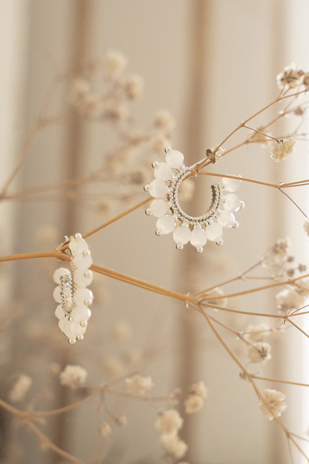 Boucles d'oreilles anneaux ouverts design soleil avec billes blanches plaqué argent - Mariana 2-lifestyle