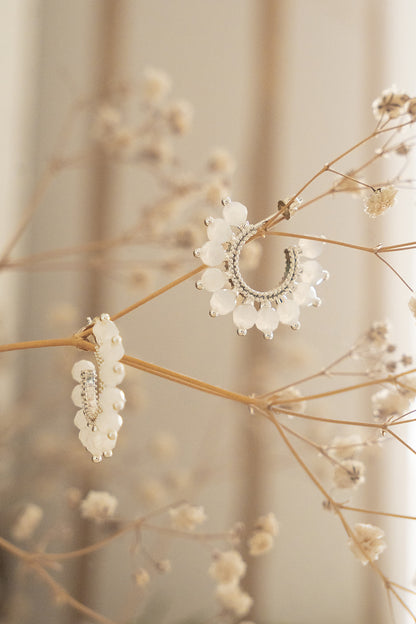 Boucles d'oreilles anneaux ouverts design soleil avec billes blanches plaqué argent - Mariana 2-lifestyle