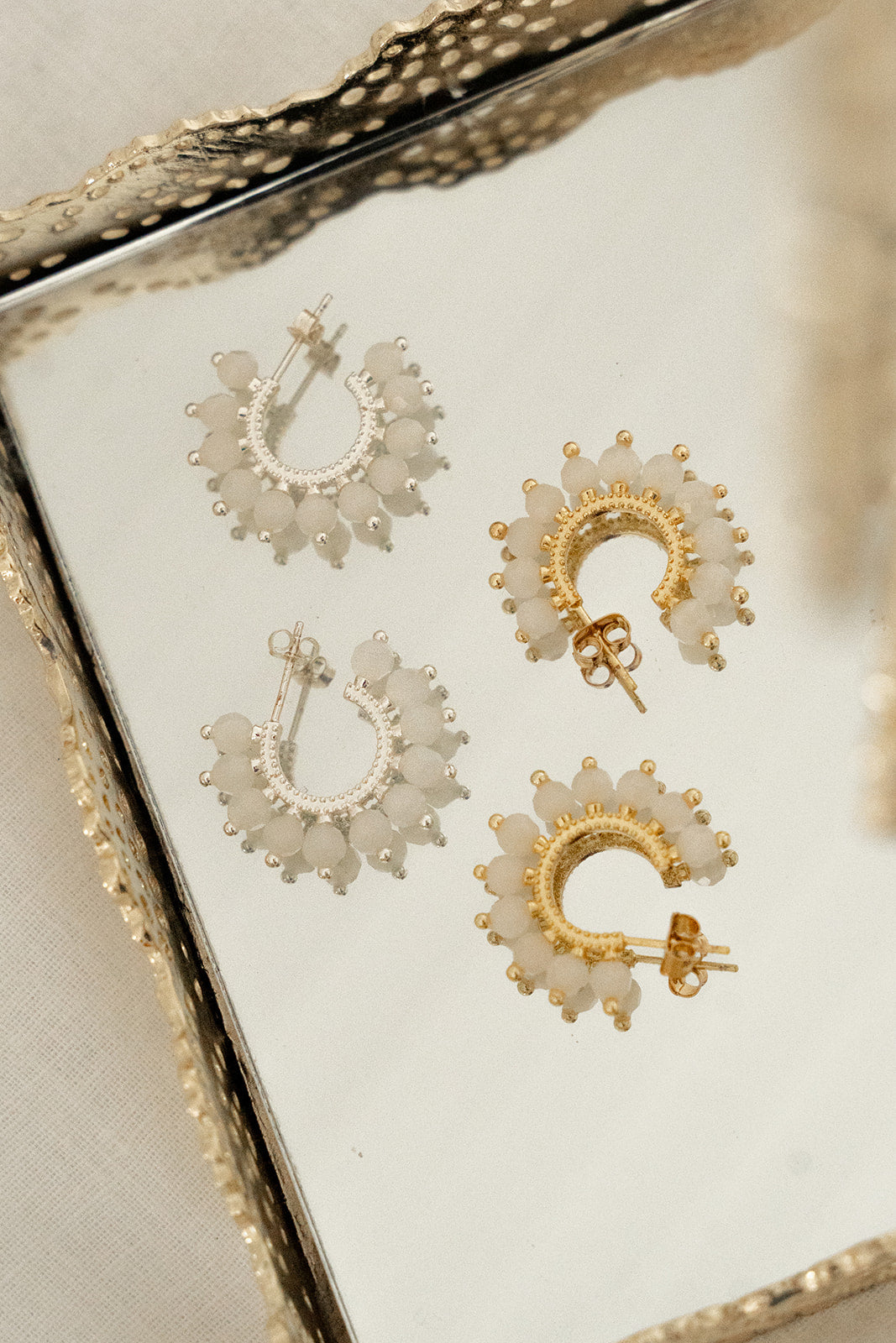 Boucles d'oreilles anneaux ouverts design soleil avec billes plaqué argent ou or - Mariana 2-lifestyle
