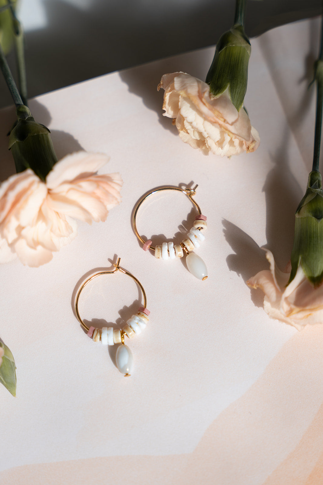 Boucles d'oreilles boho chic anneaux minces or avec billes coquillage - Mariana 3 - lifestyle