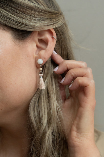 Boucles d'oreilles inox boho chic pierre de lune et pompon beige - Mariana 4 sur une femme-1