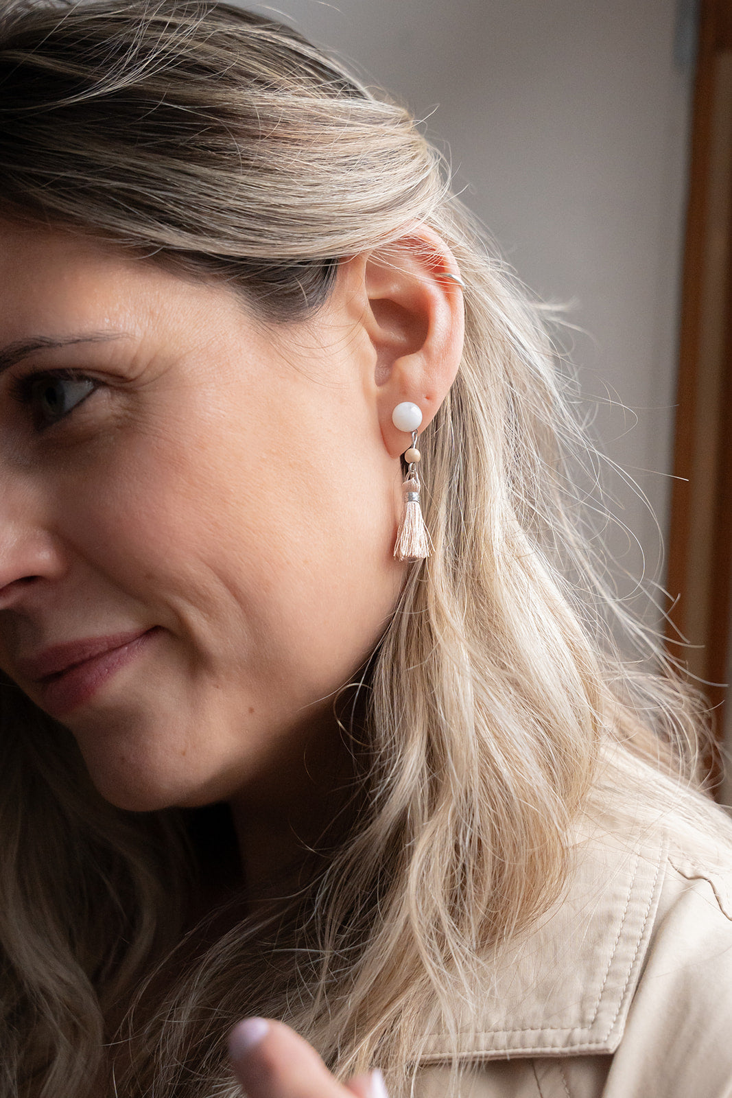Boucles d'oreilles inox boho chic pierre de lune et pompon beige - Mariana 4 sur une femme-2