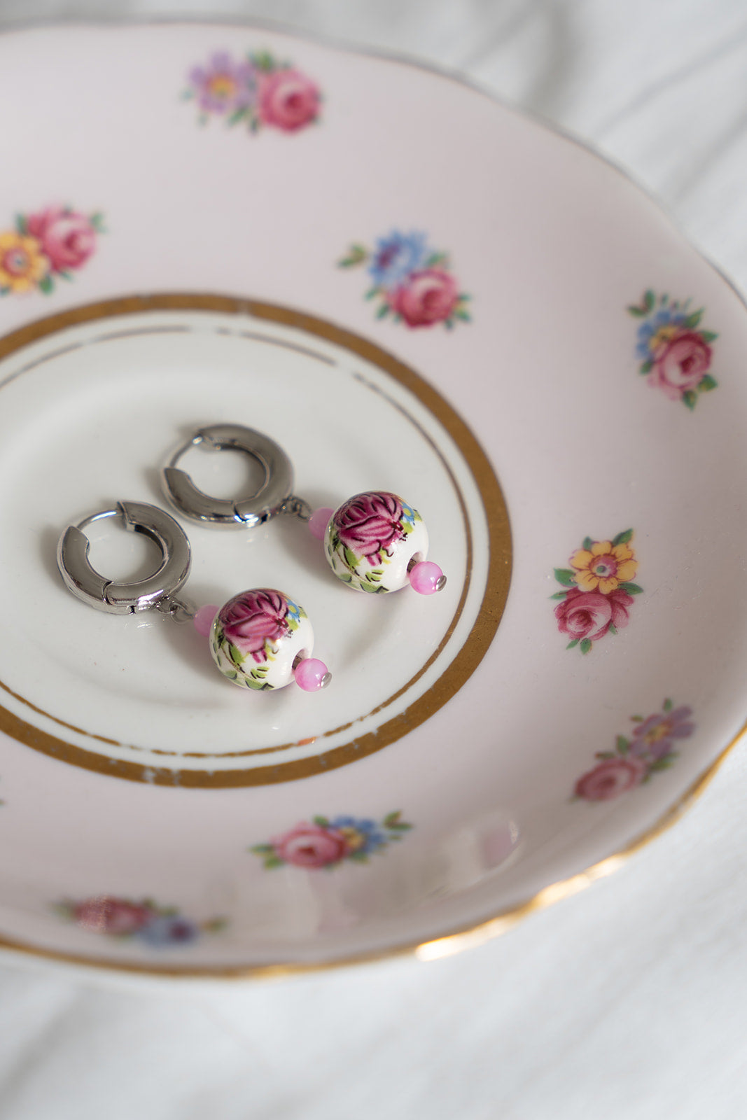 Boucles d'oreilles anneaux chunky placage rhodium avec bille fleur en céramique - Mariana 5-lifestyle