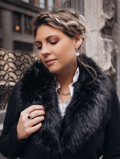 Boucles d'oreilles placage rhodium anneaux 20 mm avec médaillons boussole Millie 3 sur une femme