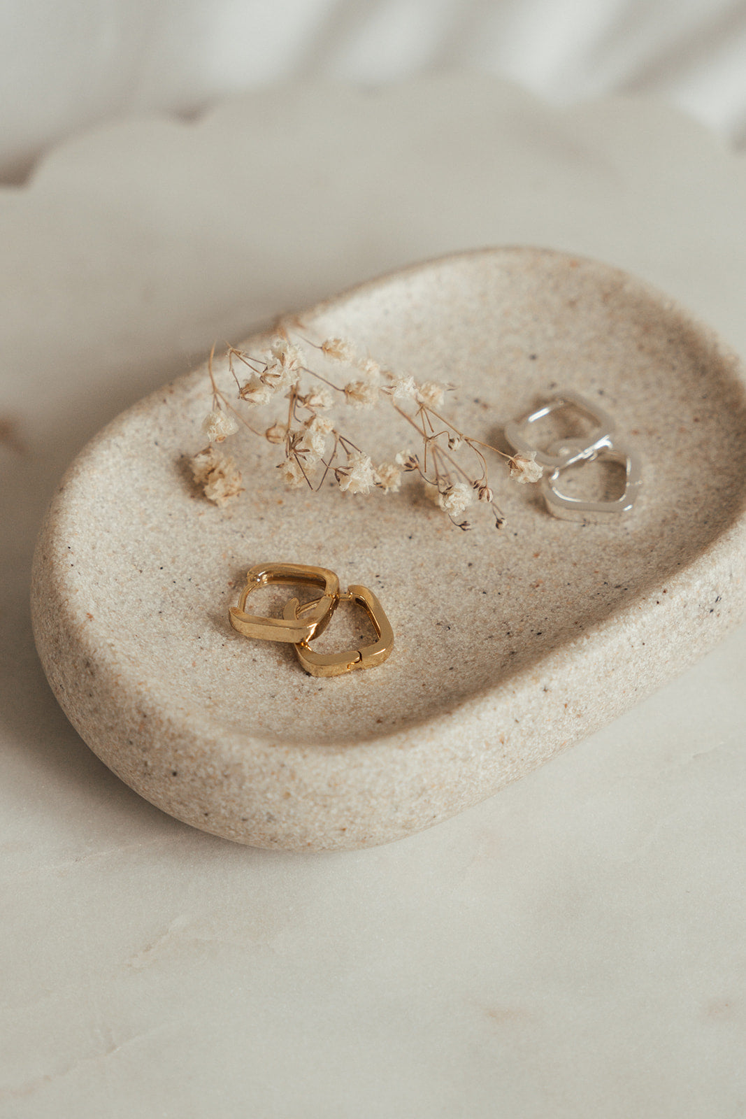 Boucles d'oreilles anneaux carrés lisses placage or 14K  ou argent Raphaëlle 2 - lifestyle