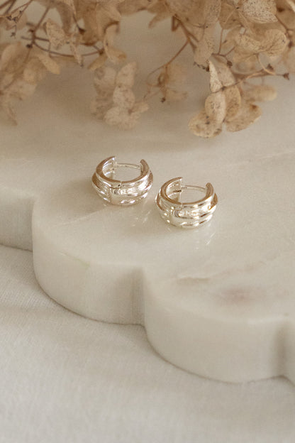 Boucles d'oreilles petits anneaux larges lignés placage argent Raphaëlle 6 argent-lifestyle