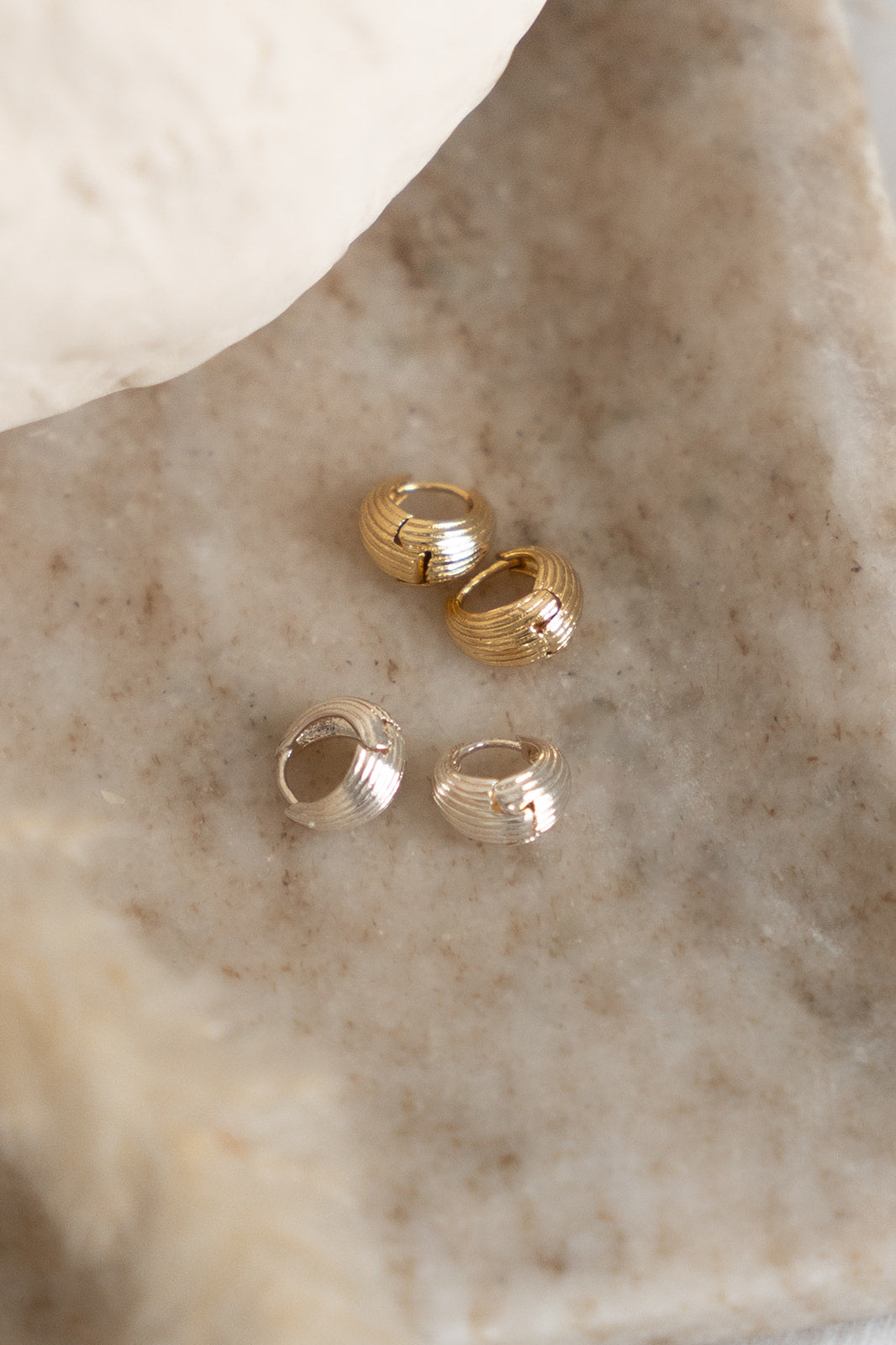 Boucles d'oreilles petits anneaux larges design ligné fin placage or ou argent Raphaëlle 7 - lifestyle