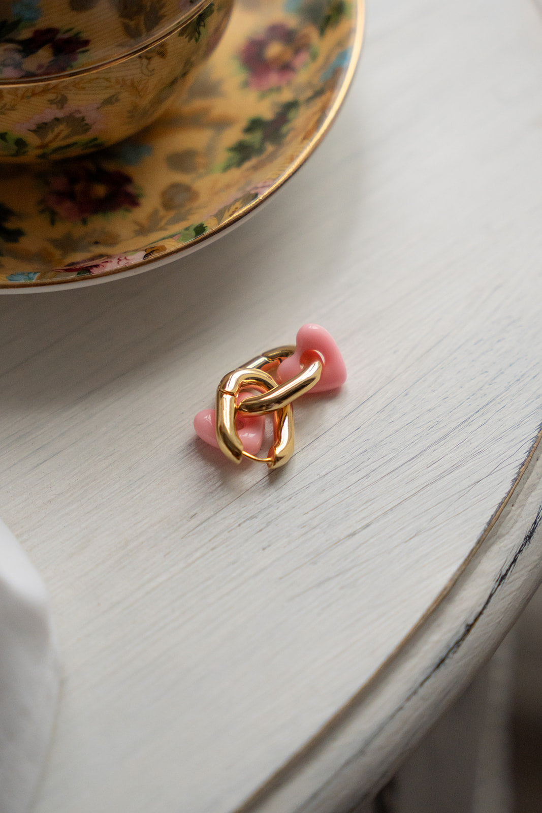 Boucles d'oreilles anneaux ovales épais placage or coeur résine rose - Sabrina 1-lifestyle