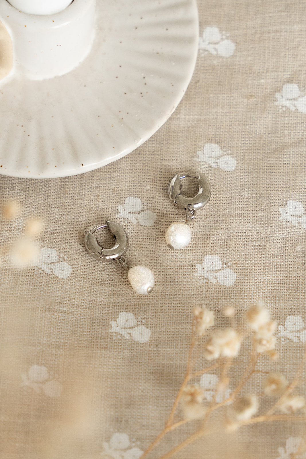 Boucles d'oreilles plaquées rhodium anneaux chunky avec perles d'eau douce - Raphaëlle 4-lifestyle