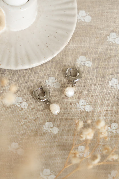 Boucles d'oreilles plaquées rhodium anneaux chunky avec perles d'eau douce - Raphaëlle 4-lifestyle