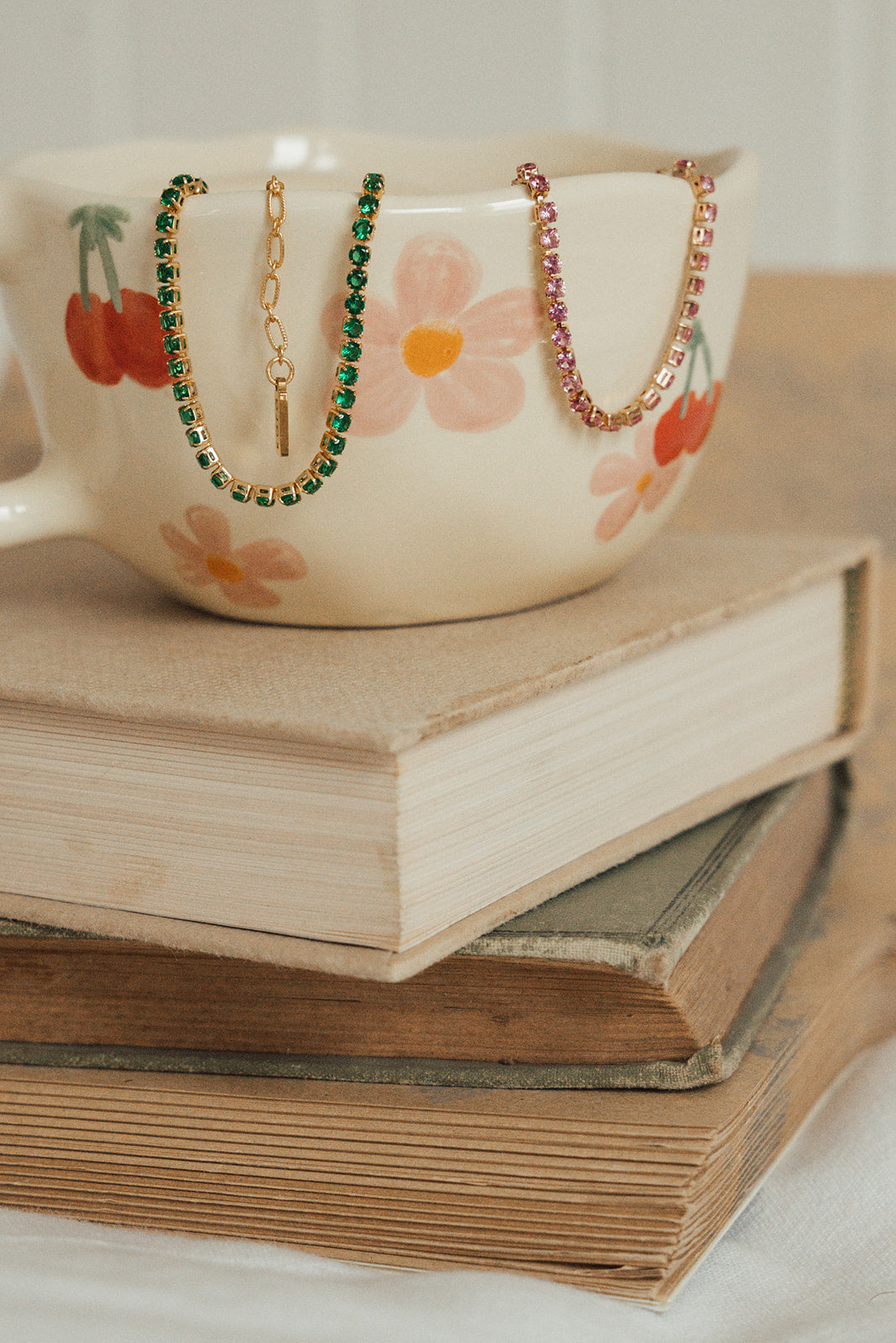 Bracelets tennis plaqués or 14K zircons Marguerite 2 vert et rose décor lifestyle