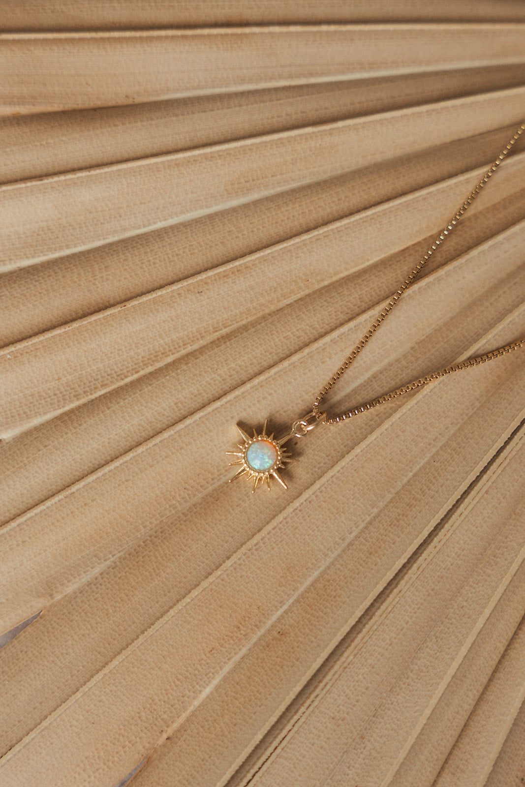 Collier délicat chaîne box or rempli 14K avec étoile-soleil opale créée en laboratoire- Sabrina 3-lifestyle