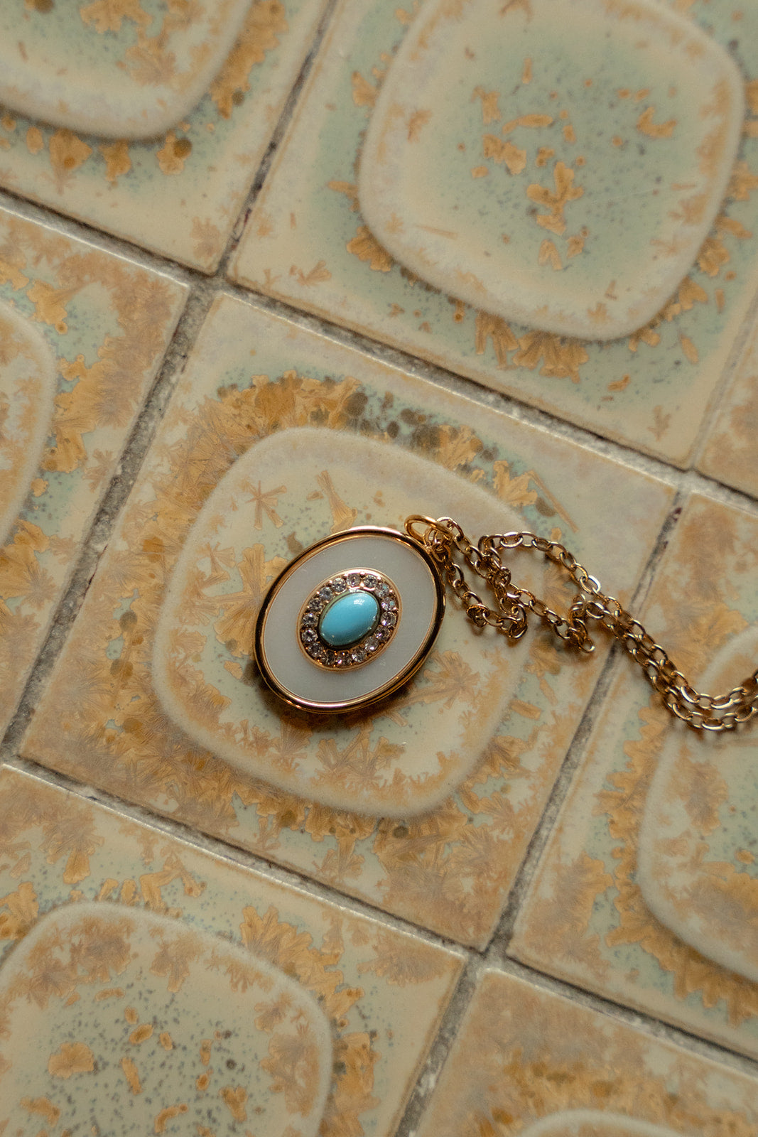 Collier acier inoxydable or pendentif ovale turquoise, nacre et zircons - Mariana 1 or-lifestyle