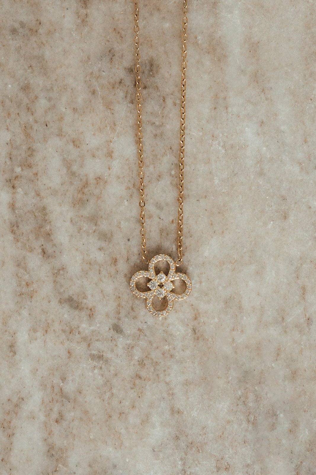 Collier délicat fleur avec zircons acier inoxydable or - lifestyle -Raphaëlle 2