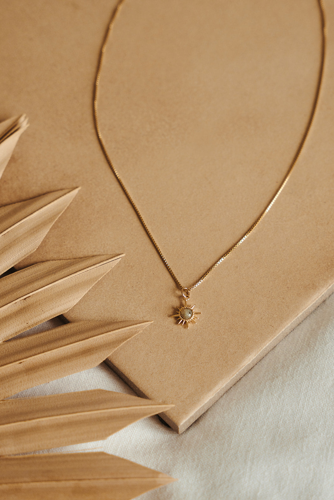Collier délicat chaîne box or rempli 14K avec étoile-soleil labradorite- Sabrina 3-lifestyle