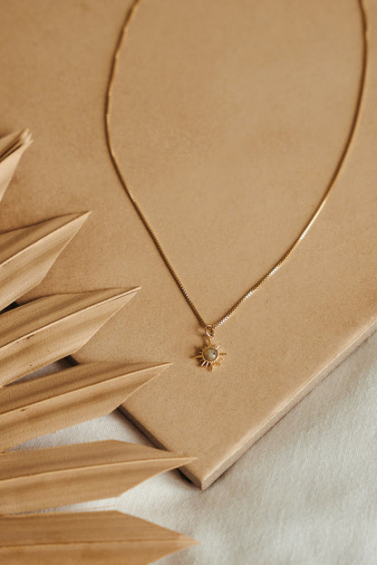Collier délicat chaîne box or rempli 14K avec étoile-soleil labradorite- Sabrina 3-lifestyle