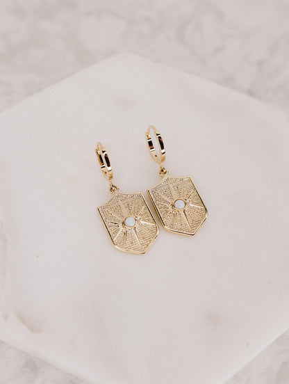 Boucles d'oreilles avec pendentif evil eye opale plaqué or 14K Ivy 1 - lifestyle