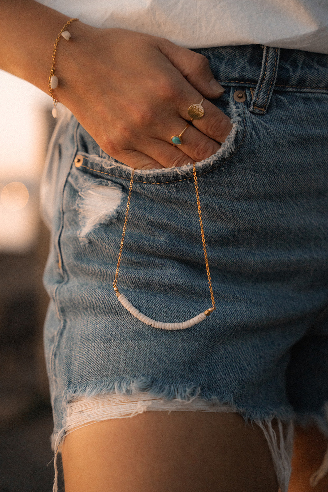 Photo lifestyle bijoux or portés sur une femme - bagues Simone 3 et Ollie 3 or