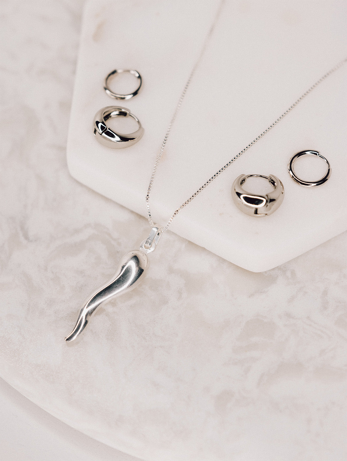 Boucles d'oreilles Keira 5 et Keira 11 et collier Keira 2 argent lifestyle - Kara Bijoux