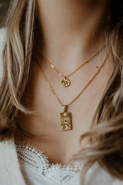 Colliers courts acier inoxydable or médaillon et plaque rectangulaire astres - lifestyle Juliana 1 Alice 2