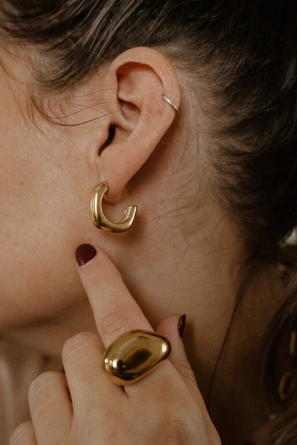 Bijoux en acier inoxydable or portés sur une femme - bague Diana 1 et boucles d'oreilles Alice 3