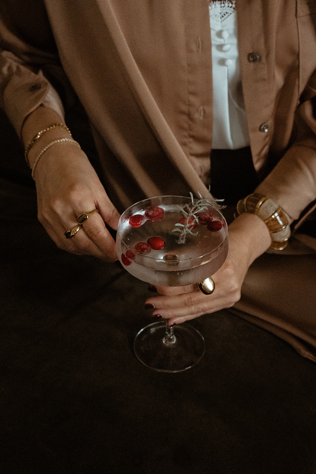 Bijoux en acier inoxydable or portés sur une femme dans un cadre festif - bagues et bracelets