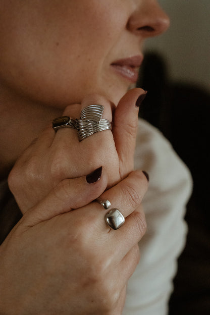 Bagues en acier inoxydable style vintage chic, galmour et classique urbain portées sur une femme