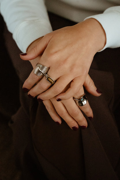 Bagues maximalistes en acier inoxydable style vintage chic et galmour portées sur une femme
