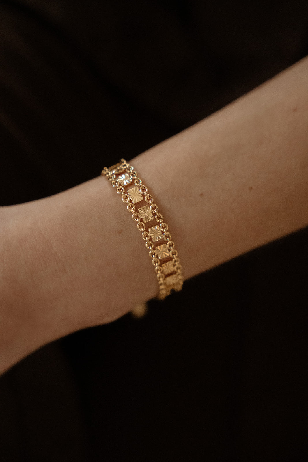 Bracelet maximaliste glamour chaîne large travaillée inox or Diana 4 porté sur une femme