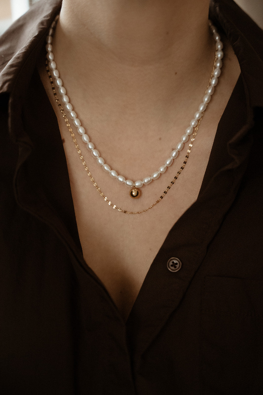 Collier perles d'eau douce blanches avec bille or Diana 3 et chaîne or rempli 14K Alice 6 - lifestyle