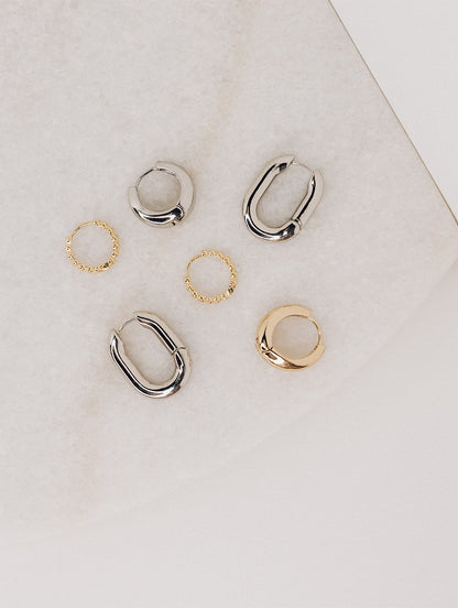 Photo lifestyle boucles d'oreilles anneaux basiques or et argent placage Keira