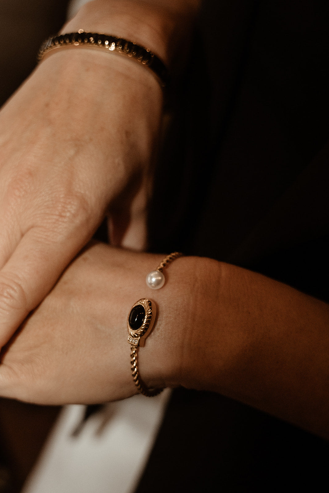 Bracelets glamour inox or portés sur une femme - bracelets Diana 3 et 5