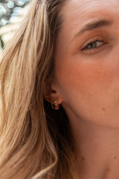 Boucles d'oreilles Rachelle portées sur une femme lors d'un voyage à Tulum - Kara Bijoux