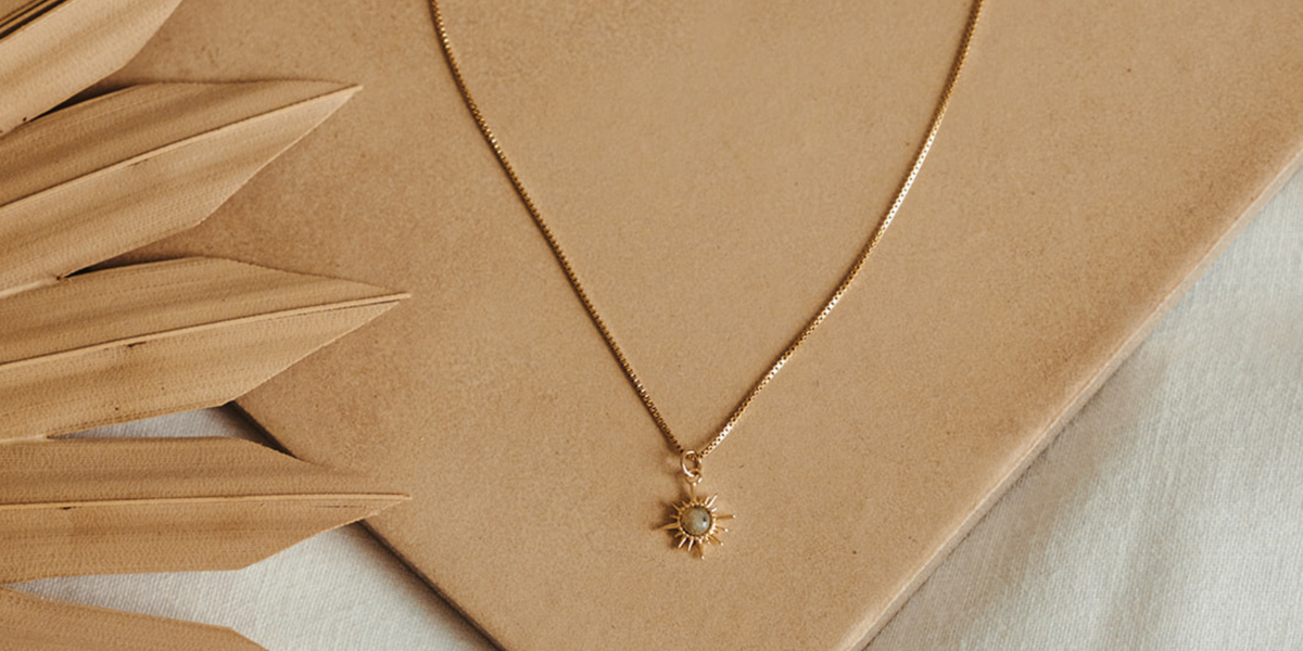 Image section À propos - Collier Sabrina 3 labradorite - lifestyle collier or rempli