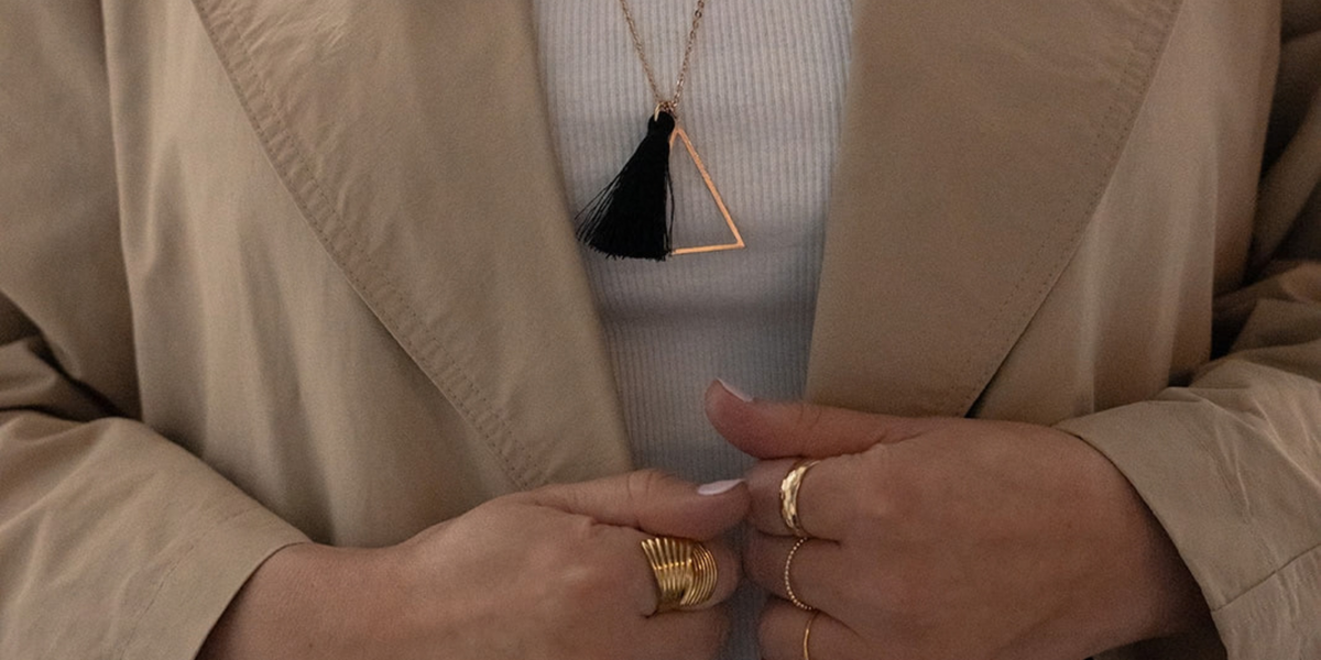 Photo lifestyle visuel page accueil site Kara Bijoux - femme avec collier et bagues or