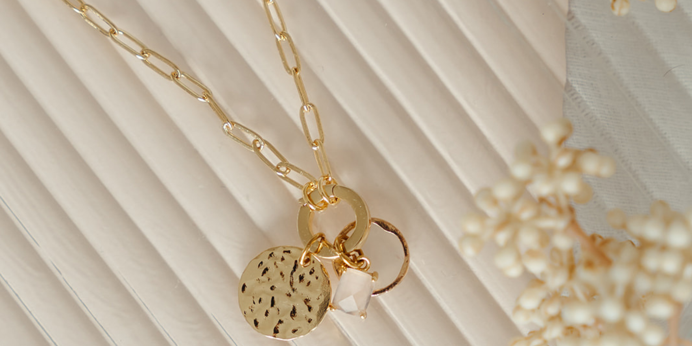 Image lifestyle collier plaqué or breloques Rachelle 3