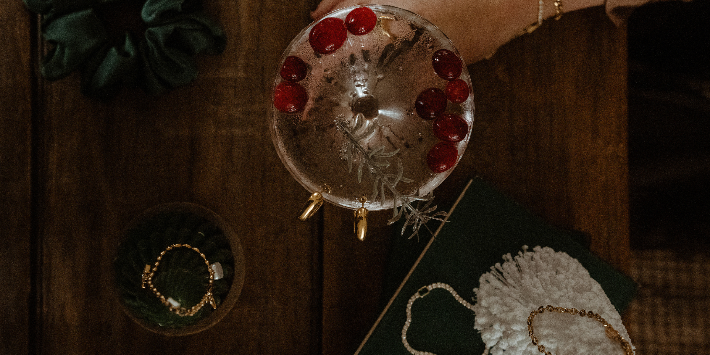 Bijoux or glamour dans une ambiance festive pour les Fêtes - lifestyle