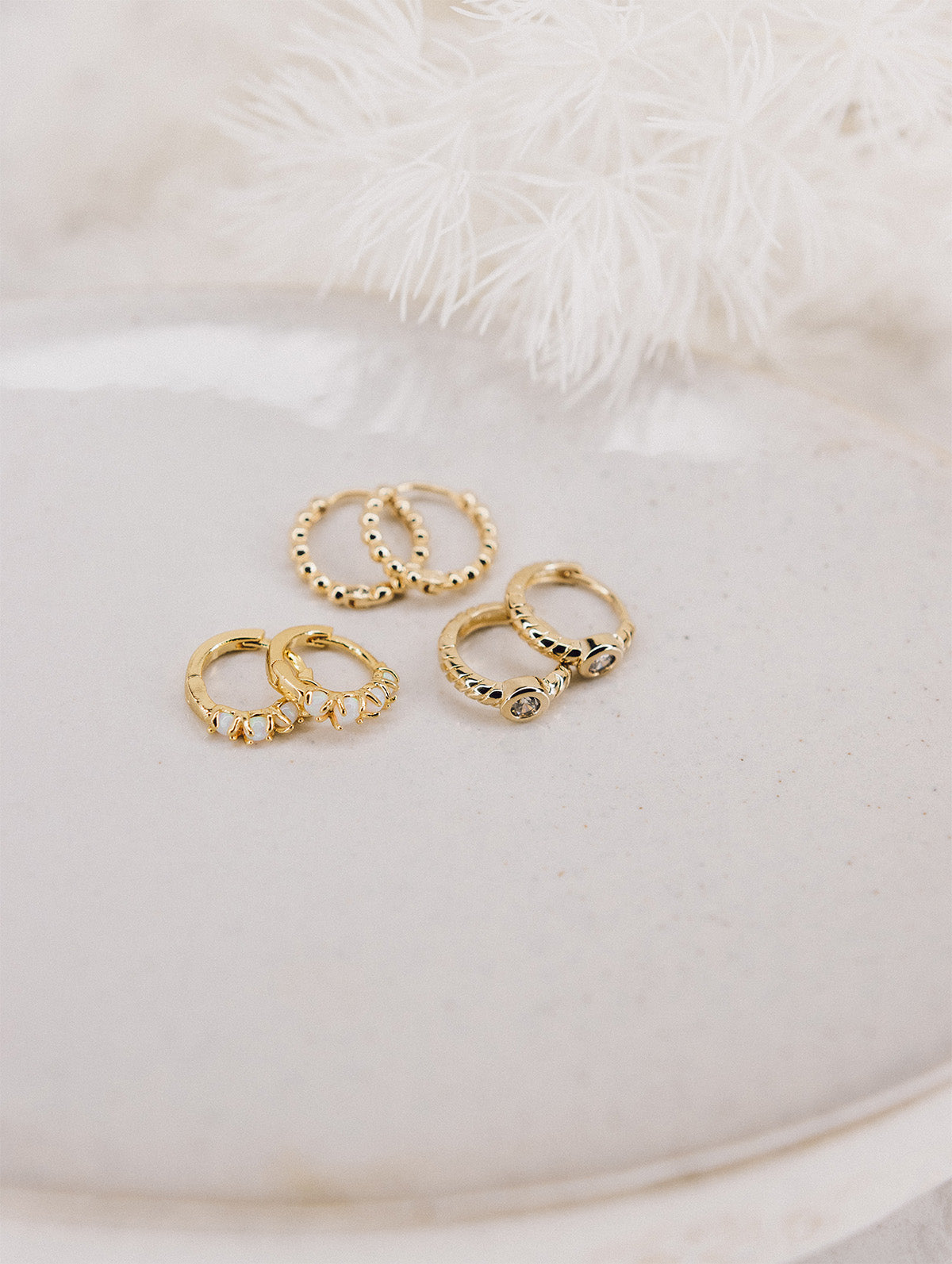 Boucles d'oreilles petits anneauxor divers - photo lifestyle Kara Bijoux
