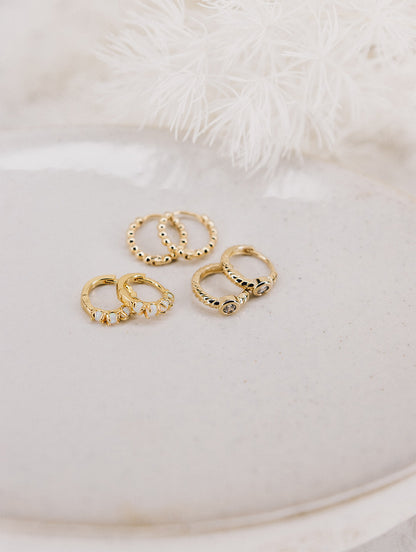 Boucles d'oreilles petits anneauxor divers - photo lifestyle Kara Bijoux